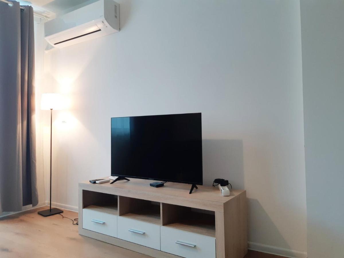Huge Apartment With A Parking Space In The Same Building Sófia Exterior foto